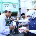 Gubernur Jatim Khofifah Indar Parawansa membagikan 5.000 masker pada para santri Ponpes Syaichona Cholil, Bangkalan, Sabtu (27/6) sore.