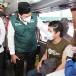 TARGET: Wabup Subandi meninjau vaksinasi di Unsuri Surabaya, di Waru, Rabu (22/9/2021). foto: Kominfo Sidoarjo