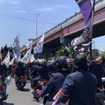 Para mahasiswa Surabaya konvoi menuju gedung DPRD Jatim. Foto: CNN