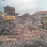 PERLUAS TANGGUL: Petugas BPLS tengah membongkar bangunan di Kelurahan Mindi, Porong Sidoarjo, Selasa (15/11). foto istimewa