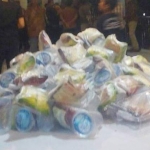 Tampak tumpukan roti dan air mineral yang dikemas bungkus plastik ditinggal begitu saja oleh para tamu undangan. foto: istimewa