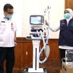 Gubernur Jawa Timur Khofifah Indar Parawansa saat meninjau peralatan medis penanganan korban virus corona. foto: ist/ bangsaonline.com 