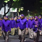 Wali Kota Kediri, Abdullah Abu Bakar (melambaikan tangan), bersama anggota Forkompinda saat ikut berjalan di Kediri Nite Carnival. Foto: Ist