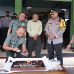 Kapolresta Sidoarjo, Kombes Pol Kusumo Wahyu Bintoro, saat memberi kejutan ke Makorem 084/BJ dalam rangka memperingati HUT ke-77 TNI.