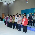Pj Gubernur Jatim saat melantik 23 PPIH Embarkasi Surabaya di Asrama Haji Sukolilo.