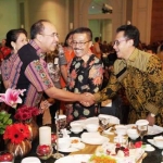 Wali Kota Malang Sutiaji didampingi istrinya saat menyalami tamu undangan peserta Apeksi di Semarang. foto: ist