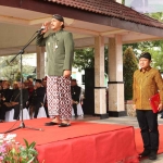 Bupati Ngawi, Ony Anwar Harsono, saat memimpin upacara HAB ke-77, di Alon-alon Merdeka Ngawi, Selasa (3/1/2022)