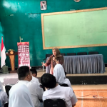 Marlina, Komisioner KPU Kota Batu saat menyampaikan materi sosialisasi Pemilu di hadapan siswa SMAN 2 Batu