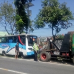 Proses evakuasi kecelakaan Bus Cendana, truk box, dan motor yang terjadi di Desa Slambur, Kecamatan Geger, Kabupaten Madiun.