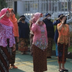 Jajaran Kanwil Kemenkumham Jatim mengikuti upacara peringatan Hari Lahir Pancasila dengan mengenakan pakaian adat, Kamis (1/6/20223).