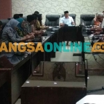 Wakil Ketua DPRD Nganjuk, Jianto, saat memimpin rapat dengar pendapat terkait galian mineral bukan logam. Foto: BAMBANG DWI JULIANTO/BANGSAONLINE