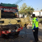 Polisi saat olah TKP kecelakaan beruntun di Jombang. foto: AAN AMRULLOH/ BANGSAONLINE