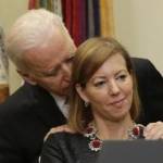 Wakil Presiden Amerika Serikat Joe Biden berbisik kepada istri Menteri Pertahanan AS, Stephanie Carter dari belakang. Foto: tempo.co.id