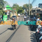 Parkir motor pelajar di Jalan Kelud, Kaliputih, Kota Batu, yang dikeluhkan warga setempat karena menimbulkan kemacetan. Foto: AGUS SALIMULLAH/ BANGSAONLINE