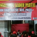 Ketua DPC PDI Perjuangan Kabupaten Kediri, Murdi Hantoro, saat memberikan pembekalan kepada para kader partai di Kecamatan Pagu. foto: MUJI HARJITA/ BANGSAONLINE