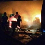 Kebakaran yang menghabiskan Delta Swalayan. foto: akina/ bangsaonline.com 