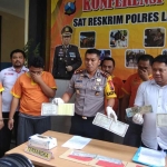 Kapolres AKBP Feby DP Hutagalung didampingi Kasatreskrim AKP Wahyu Norman Hidayat menunjukkan dokumen-dokumen kendaraan palsu.