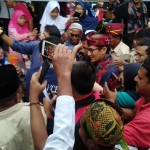 Sandi saat berada di sentra batik Pasar 17 Agustus Pamekasan, bersama para pendukungnya.