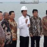 Presiden Jokowi saat meninjau Pelabuhan Internasional. foto: syuhud/BANGSAONLINE