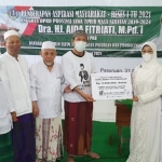 Aida Fitriati, Anggota DPRD Jatim dari Fraksi PKB secara simbolis menyerahkan donasi Rp 2 juta untuk pembangunan RSNU yang dibayarkan secara rutin dari gaji sebagai anggota DPRD Jatim. foto: istimewa