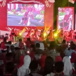 
Tampak pertunjukan parade tari dan adat nusantara menjadikan malam Mahardika Indonesia Kota Mojokerto menjadi spesial.