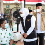 Gubernur Jawa Timur, Khofifah Indar Parawansa, saat meninjau vaksinasi Covid-19 untuk anak-anak.
