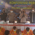 Kapolres Lamongan, AKBP Miko Indrayana, saat konferensi pers bersama jajaran pejabat utama Polres Lamongan.