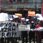 Aksi mahasiswa di halaman gedung DPRD Pacitan. (foto: Yuniardi Sutondo/BO)