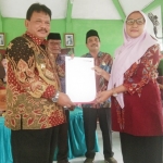 Plt Bupati Nganjuk Marhaen memberikan penghargaan pada kunjungan di Kecamatan Bagor.