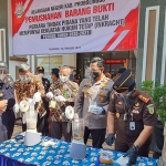 Kepala Kejari dan Forkopimda Kabupaten Probolinggo saat memusnahkan barang bukti kejahatan dan ribuan rokok ilegal.