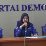 Ketua DPC Demokrat Nganjuk, Endah Sri Murtini, saat memberi keterangan kepada awak media.