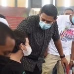 Wali Kota Kediri Abdullah Abu Bakar saat berdialog dengan salah satu peserta vaksinasi. foto: ist.