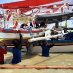 Para nelayan saat menggelar Sedekah Laut di kawasan wisata Pantai Boom, Tuban, Rabu (14/9/2022).