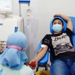 Salah satu pendonor darah plasma saat diambil darahnya oleh petugas PMI Kota Kediri. foto: ist.