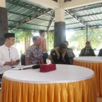 Bupati Kanang saat menerima curhatan para jurnalis Ngawi terkait kekerasan yang dialami rekan seprofesi di Makassar.
