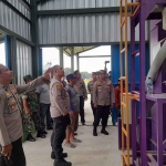 Kapolres Ngawi, AKBP Dwiasi Wiyatputera bersama pejabat utama saat kunjungi salah satu lumbung pangan di Ngawi, Selasa (14/3/2023)
