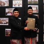Wali Kota Pasuruan Saifullah Yusuf dan Wawali Adi Wibowo foto bersama usai penerimaan WTP dari BPK Jawa Timur di Sidoarjo.