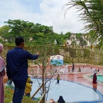 Kades Sekapuk, Abdul Halim saat me-launching Kolam Banyu Gentong di Wisata Setigi. foto: ist.