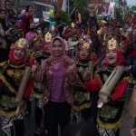 Wali Kota Mojokerto, Ika Puspitasari, saat mengikuti karnaval dalam rangka memperingati Hari Kesaktian Pancasila.