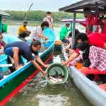 Young Budhhist Association bersama Ecoton melepaskan ribuan jenis ikan di Wisata Kebun Raya Mangrove Gunung Anyar, Surabaya, Jawa Timur, Sabtu (04/12).