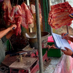 Petugas DKPP saat monitoring daging sapi di Pasar Setonobetek Kota Kediri