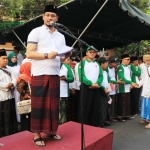 Plt. Wali Kota Pasuruan Raharto Teno Prasetyo, S.T. saat memberangkatkan peserta jalan sehat sarungan.