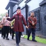 Gubernur Khofifah saat meninjau Anjungan Jawa Timur di TMII, Jakarta.