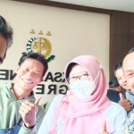 Mantan Kadiskop Gresik Malahatul Fardah berswafoto dengan sejumlah wartawan usai menjalani pemeriksaan di kejaksaan. Foto: Ist.