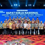 Gubernur Khofifah saat menghadiri Rapat Kerja Nasional Asosiasi Pemerintah Provinsi Seluruh Indonesia di Balikpapan.