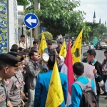 Aksi aktivis PMII ketika demo di depan kantor Pemkab Tuban. foto: GUNAWAN WIHANDONO/ BANGSAONLINE