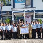 Foto bersama usai penandatanganan di halaman kantor Rudenim Surabaya di Bangil, Pasuruan.
