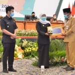 Bupati Sambari menerima penghargaan WTP dari Gubernur Jatim Khofifah Indar Parawansa. foto: ist.