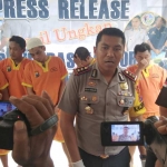 Kapolres Lamongan AKBP Feby Hutagalung memberikan keterangan terkait hasil Ops Tumpas Narkoba di Mapolres Lamongan.