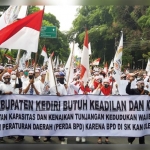 Aksi demo anggota BPD se-Kabupaten Kediri di depan Kantor DPRD, Kamis (3/9). foto: MUJI HARJITA/ BANGSAONLINE